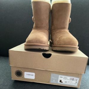 Kids Size 1Y Girls Mini Bailey Button ll Boot